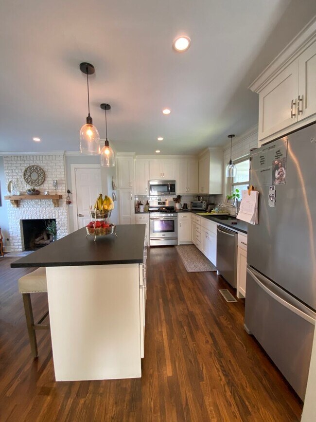 Building Photo - Darling renal in Lortondale