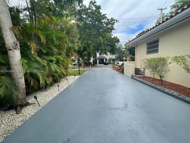 Building Photo - 1556 San Benito Ave