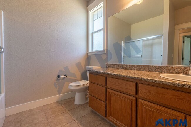 Building Photo - Updated 2-Story, 3 Bedroom 2.5 Bath Single...
