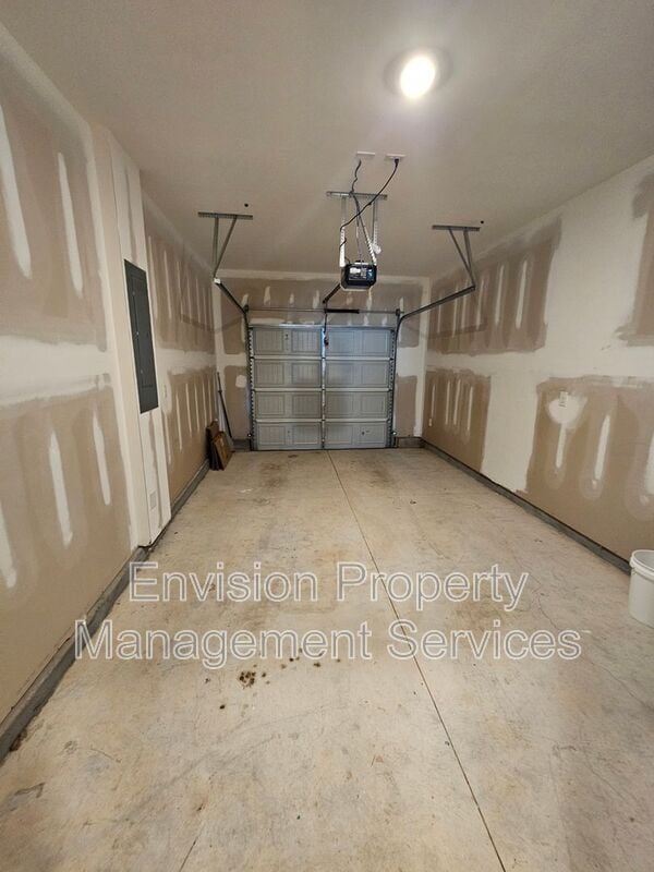 Building Photo - 611 Dairy Dr