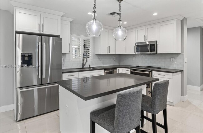 Building Photo - 4865 SW 94th Ave