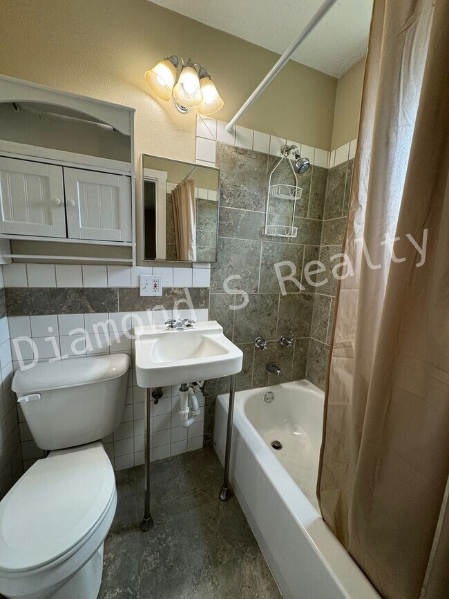 Building Photo - 1327 N Robberson Ave
