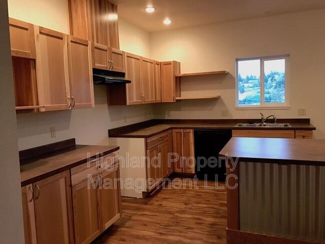 Building Photo - 530 NE Stadium Way