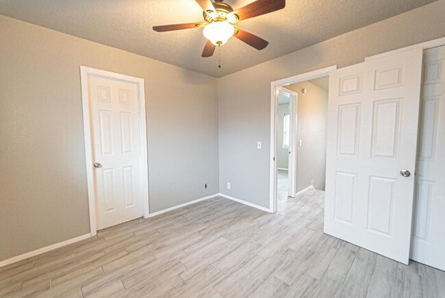 Building Photo - Updated 2-Bed, 1.5-Bath Townhome in NW Nor...