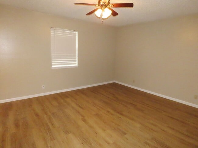 Building Photo - South Tyler! Spacious 3 Bedroom Duplex w/G...