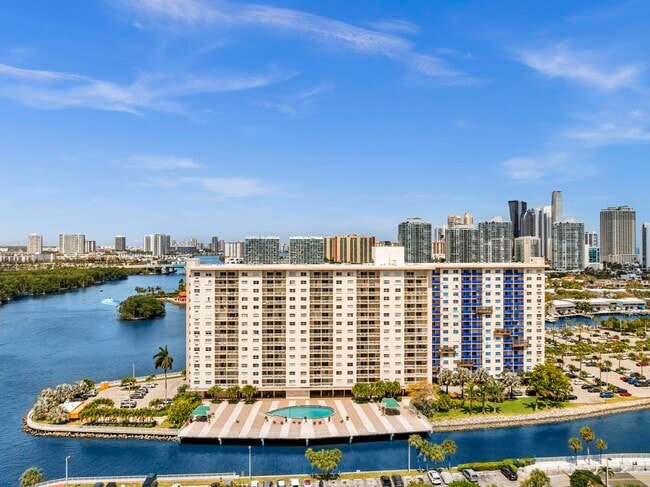 Building Photo - 400 Kings Point Dr