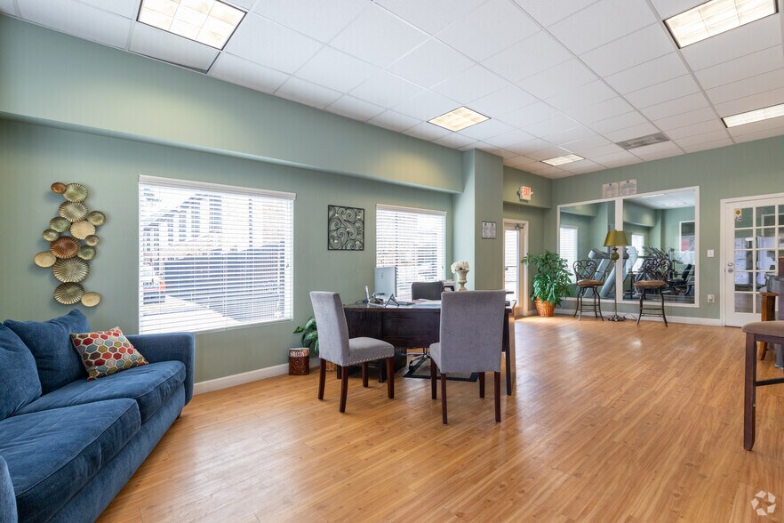 Building Photo - Tiffany II