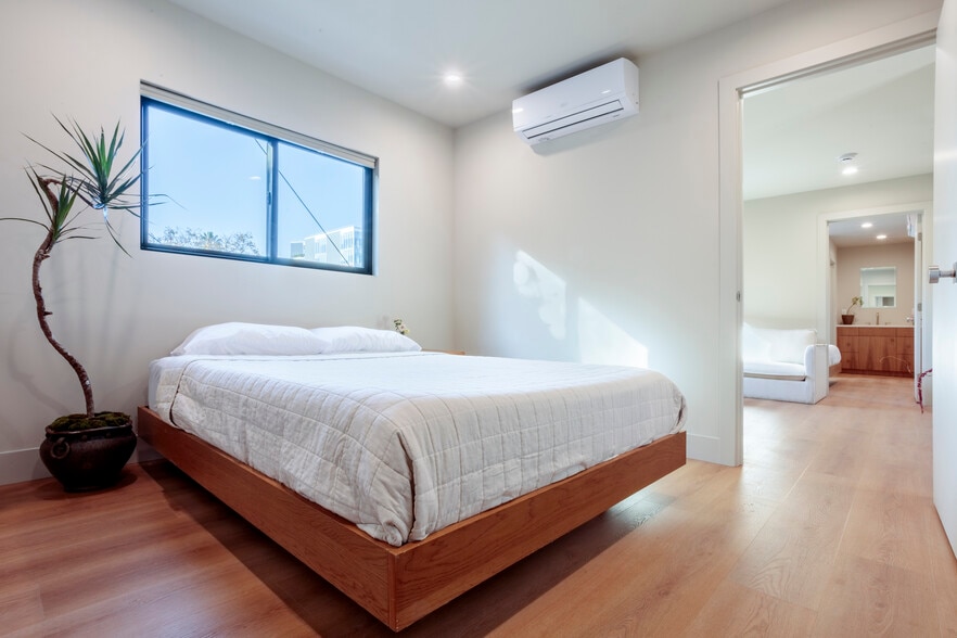 Building Photo - 6900 Willoughby Ave