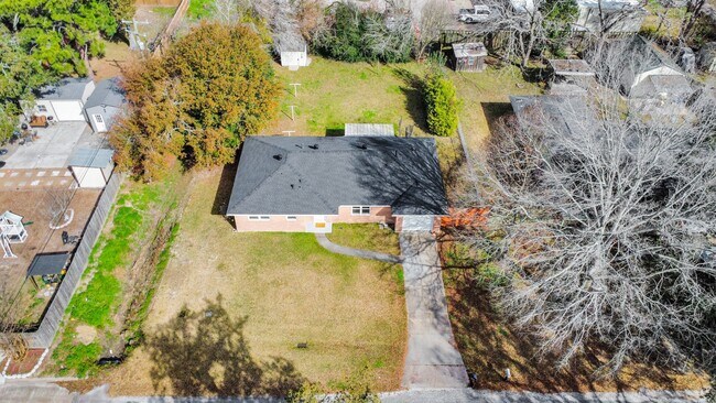 Building Photo - 1103 Pine St