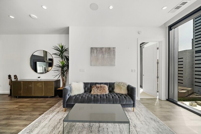 Building Photo - 1211 Caroline St