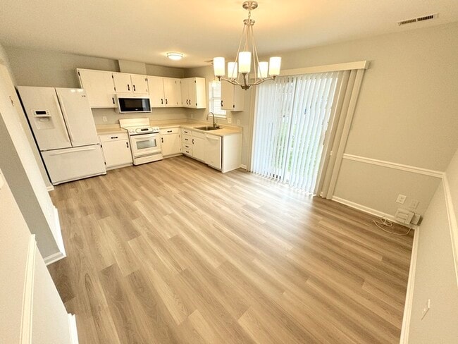 Building Photo - 2 bed 3 bath home in Virginia Beach