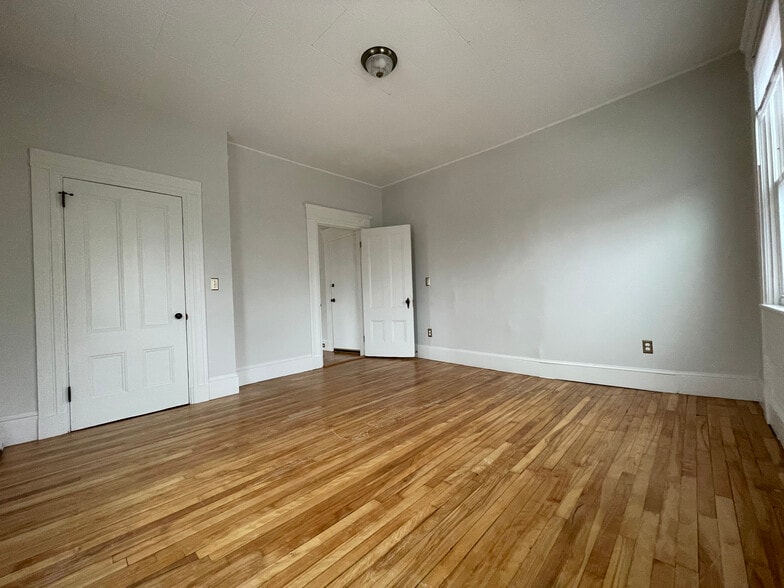 Master bedroom (w/ closet). - 18 North St