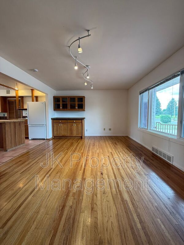 Building Photo - 806 Forest Ave