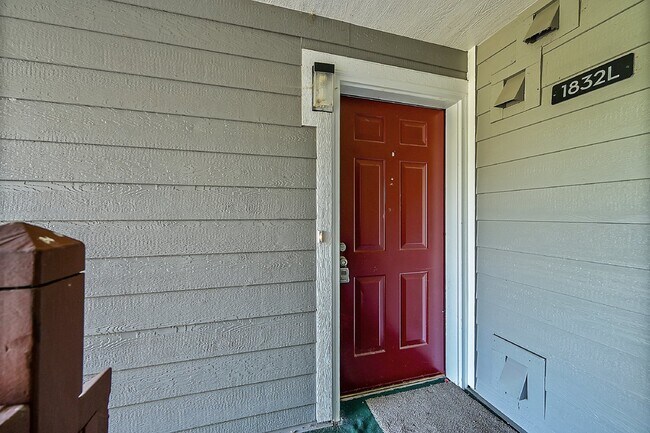 Building Photo - $1,650.00 - 2 Bedrooms, 1.5 Bathrooms Condo in Aurora with Cozy Fireplace!