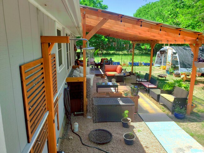 Building Photo - 1003 Bugg Ln