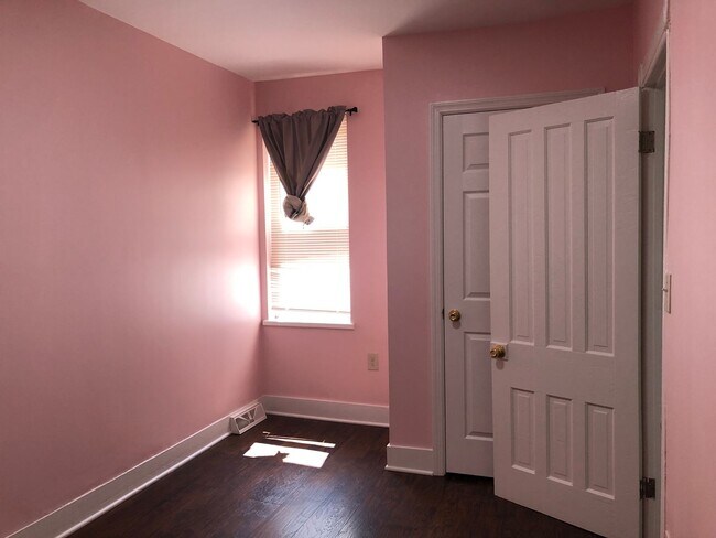 Building Photo - Fantastic 4 Bedroom/ 1 Bath Renovated Home...