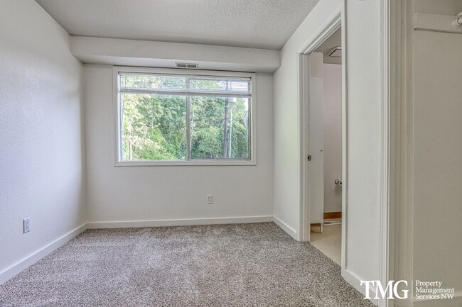 Building Photo - Spacious 4BR Townhome with AC, W/D, Garage...