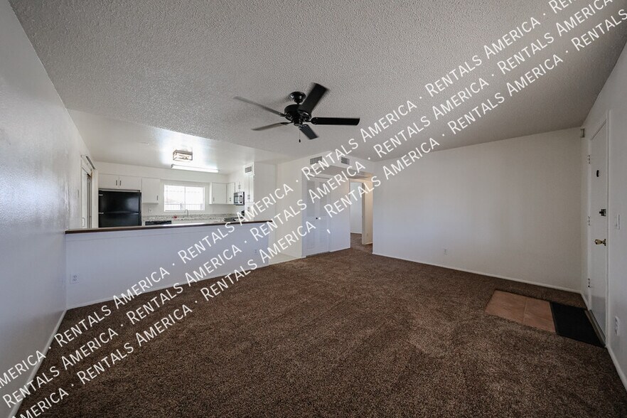 Building Photo - 6913 W Solano Dr N