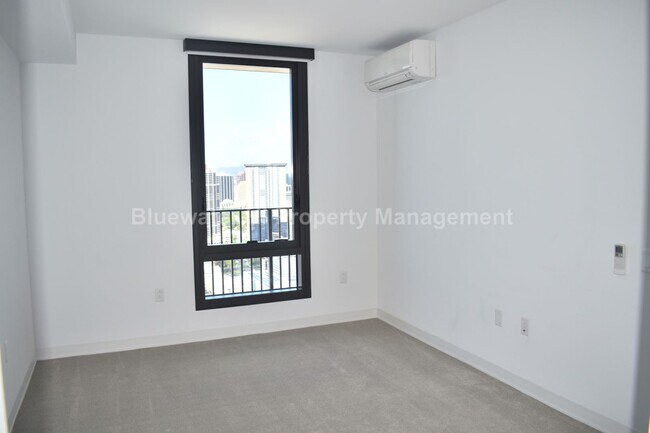 Building Photo - 987 Queen St