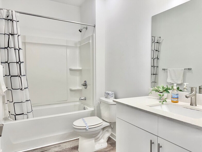 Building Photo - 542 Boulevard NE