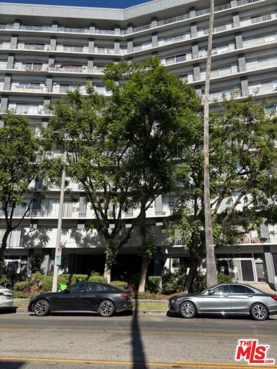 Building Photo - 100 S Doheny Dr