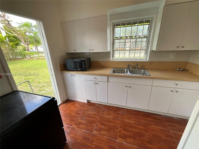 Building Photo - 661 NE 138th St