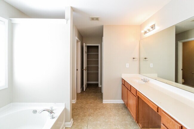 Building Photo - 2447 Longmont Dr