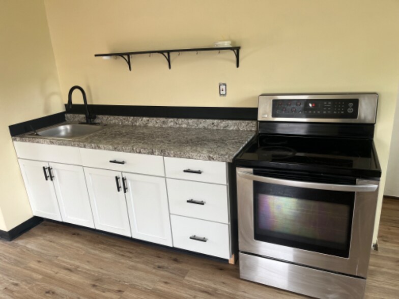 Building Photo - 10 Cindy Dr