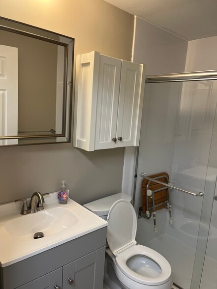 Main Bathroom - 608 Sangree Rd