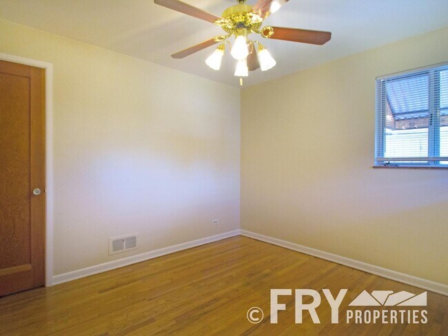 Building Photo - Raised Ranch with Second Kitchen in Prime ...