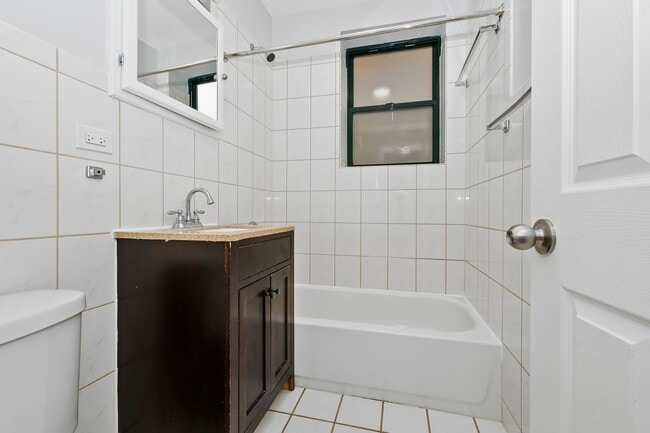 Building Photo - Two Bedroom in South Shore!