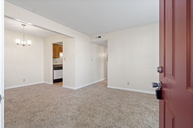 Building Photo - Spacious 2BR with Walk-In Closet, Washer/Dryer & Open Living Area
