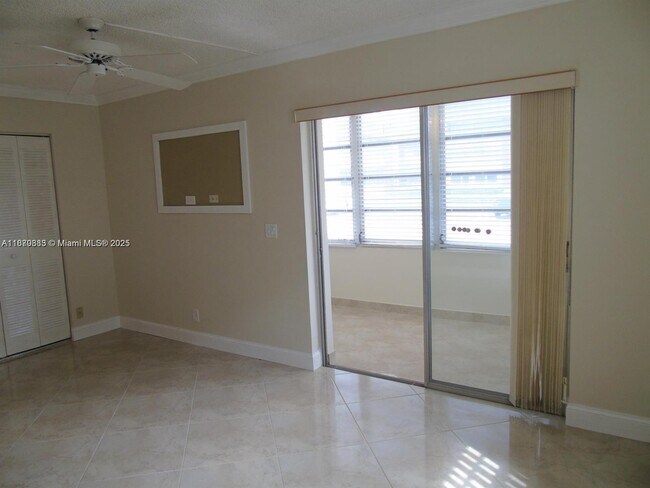 Building Photo - 545 Normandy Ln