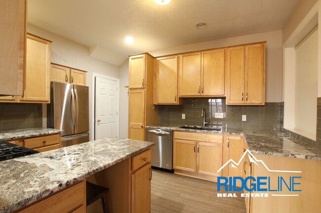 Building Photo - Large Remodeled Condo with Garage for Lease!