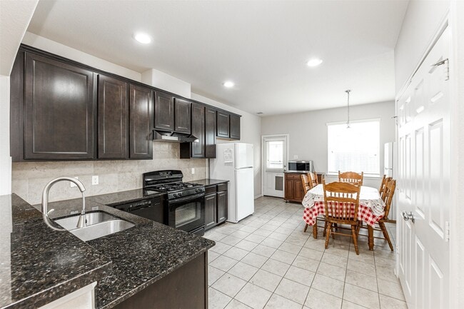 Building Photo - 6443 Wilshire Fern