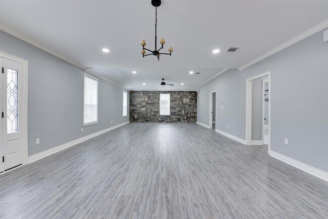 Building Photo - 10622 Rustling Oaks Dr