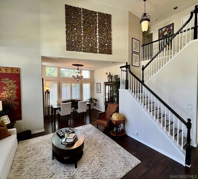 Building Photo - Beautiful 5 Bedroom/3 Bath 2 Story Home in Versailles Gated Community
