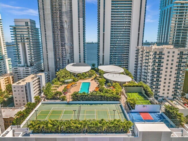 Building Photo - 700 NE 24th St