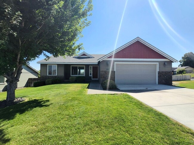 Building Photo - Single Story Home w/Huge Fenced Backyard!