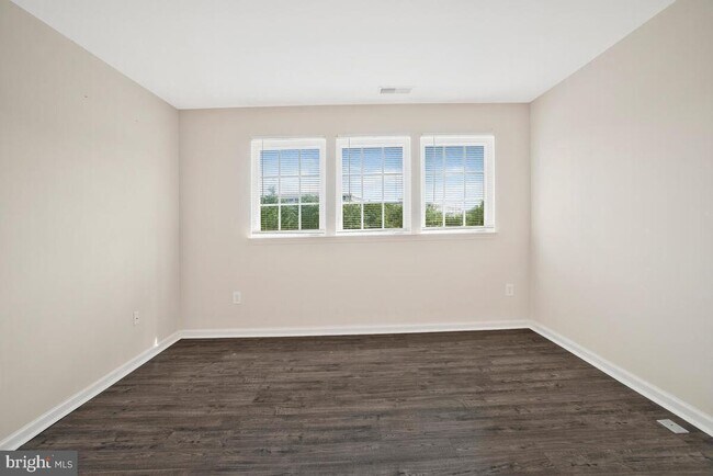 Building Photo - 7641 Fairbrook Rd