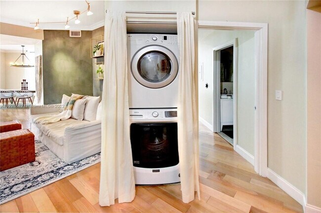 Building Photo - 520 SE 5 Ave