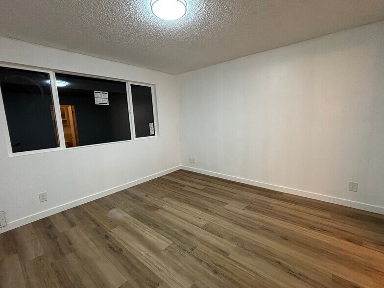 Building Photo - 13910 SE Newport Way