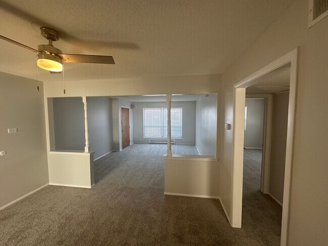 Building Photo - Cozy and comfortable 2 bed 1 bath apartment located in the heart of Speedway. Apply today to sche...