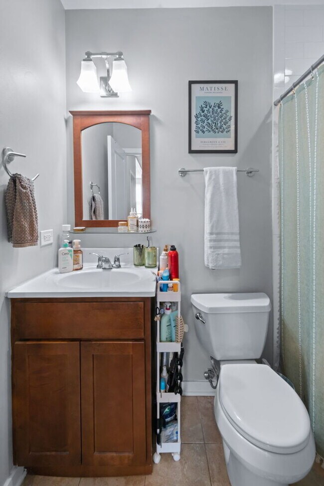 Building Photo - 1644 N Hermitage Ave