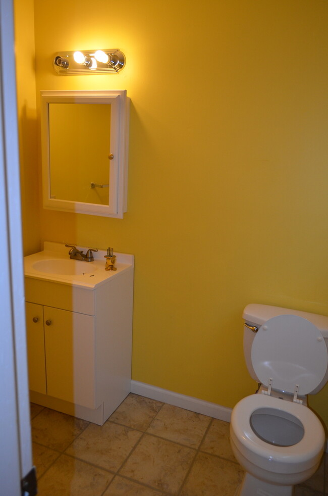 Building Photo - 201-203 Maple Grove Way