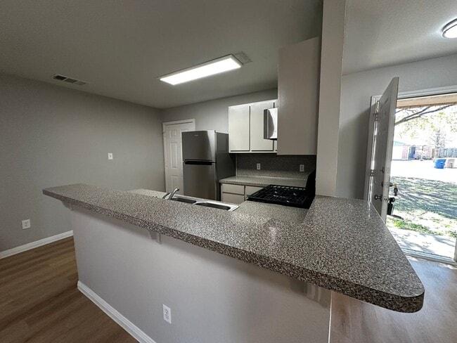 Building Photo - Ginder Properties2 (2906 Kestrel Dr)