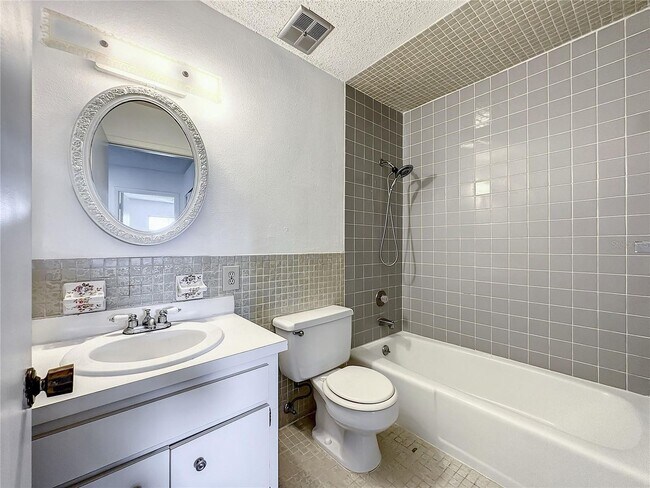 Building Photo - 3 Bedroom, 2.5 Bath home with upgraded kitchen, close to beaches, restaurants, and downtown!!