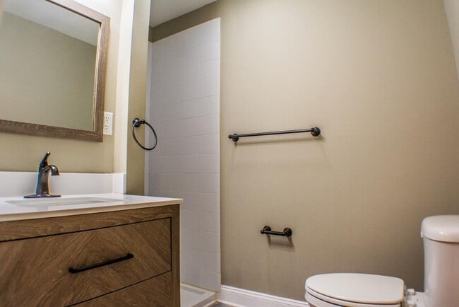 Building Photo - 1245 S Hawthorne Rd