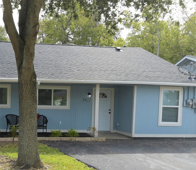 Building Photo - 5422 Pine Ave