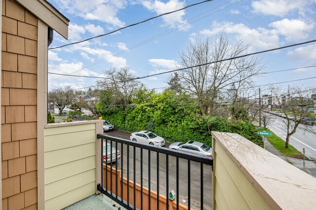 Building Photo - 3Bd/2Ba Seattle Townhouse